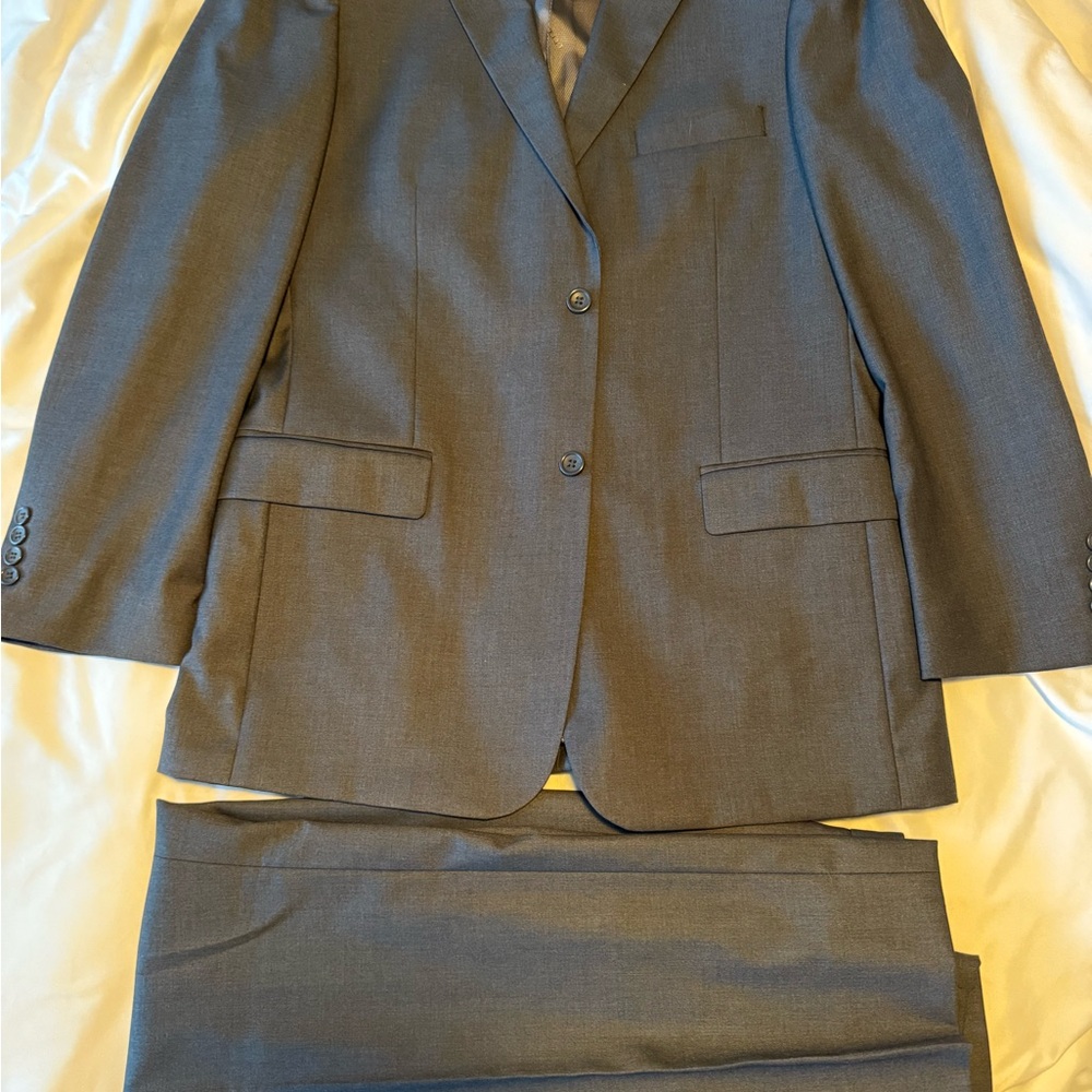 Caravelli Men's Gray Suit